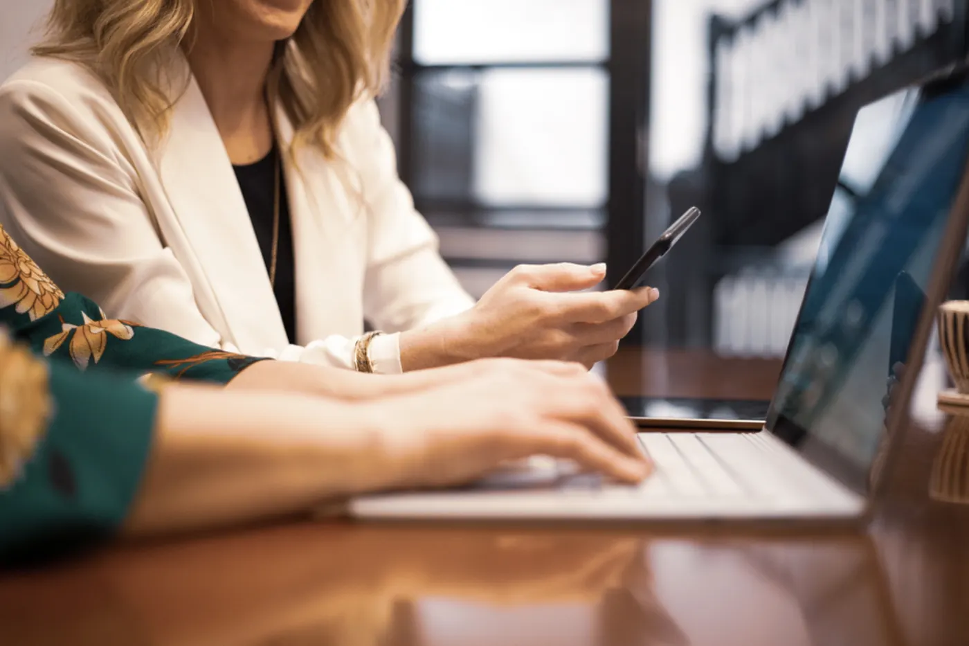 Person arbeitet am Laptop an einer Website